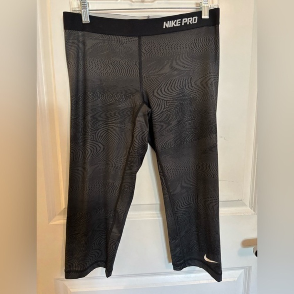 Nike Pro women’s capris Lg